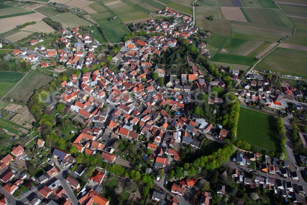 Eppelsheim from above - City view of Eppelsheim, a municipality of Rheinhessen in the district Alzey Worms in the state of Rhineland-Palatinate. The locality belongs to the municipality Alzey-Land. The village ditch, also called Effenring, included heart-shaped the medieval village and served with its heaped high ramparts as a village fastening