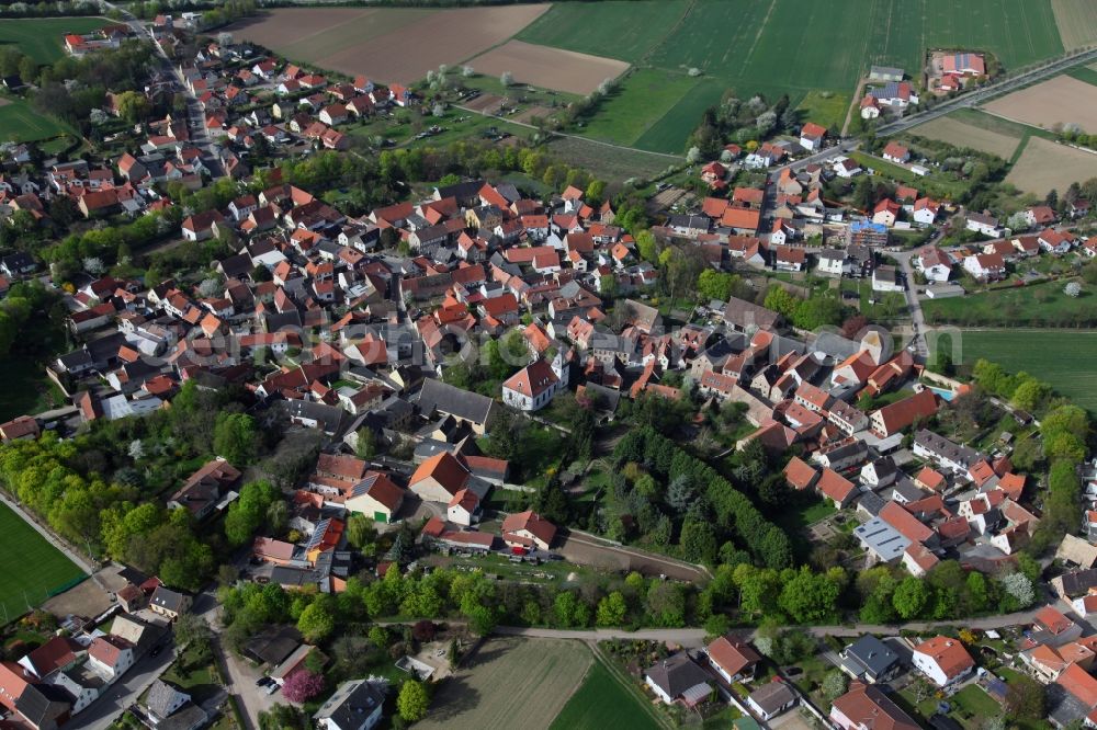 Eppelsheim from the bird's eye view: City view of Eppelsheim, a municipality of Rheinhessen in the district Alzey Worms in the state of Rhineland-Palatinate. The locality belongs to the municipality Alzey-Land. The village ditch, also called Effenring, included heart-shaped the medieval village and served with its heaped high ramparts as a village fastening