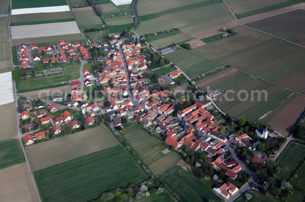 Aerial photograph Esselborn - City view of Esselborn in the district Alzey Worms in the state of Rhineland-Palatinate. On the edge of town lies a protestant church in baroque / perpendicular style, formerly St. Peter. The church building is a cultural monument