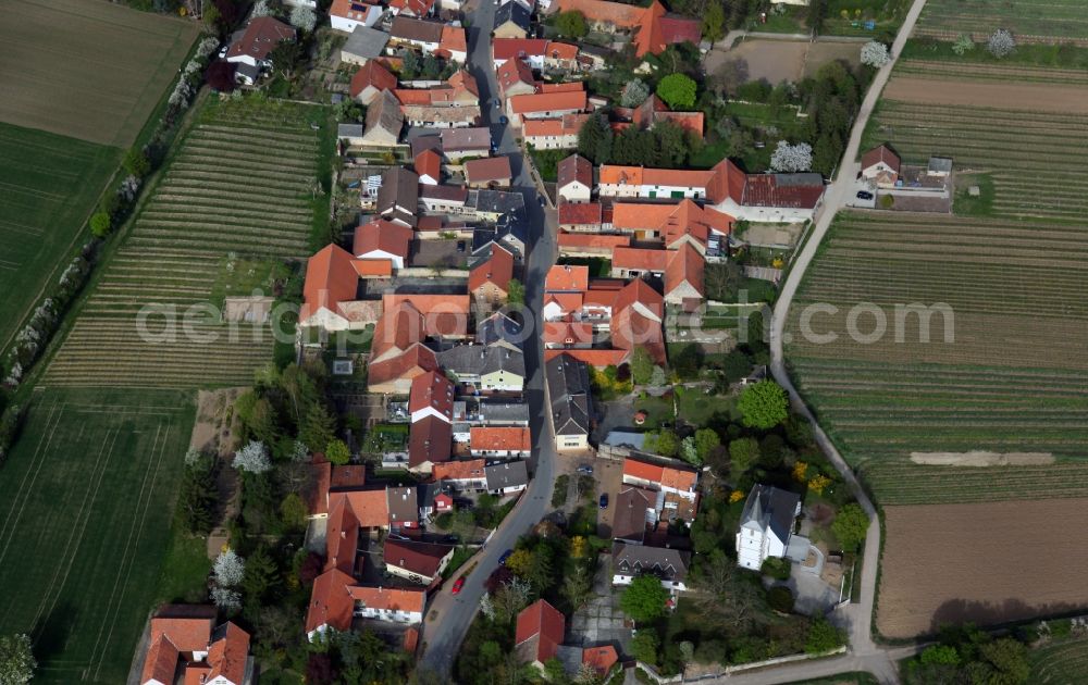 Esselborn from the bird's eye view: City view of Esselborn in the district Alzey Worms in the state of Rhineland-Palatinate. On the edge of town lies a protestant church in baroque / perpendicular style, formerly St. Peter. The church building is a cultural monument