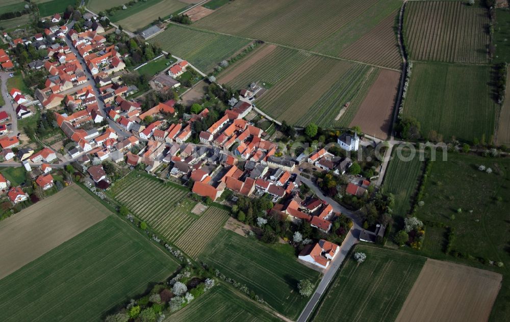 Aerial photograph Esselborn - City view of Esselborn in the district Alzey Worms in the state of Rhineland-Palatinate. On the edge of town lies a protestant church in baroque / perpendicular style, formerly St. Peter. The church building is a cultural monument