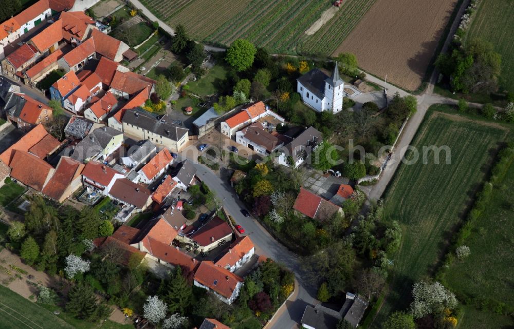 Esselborn from above - City view of Esselborn in the district Alzey Worms in the state of Rhineland-Palatinate. On the edge of town lies a protestant church in baroque / perpendicular style, formerly St. Peter. The church building is a cultural monument