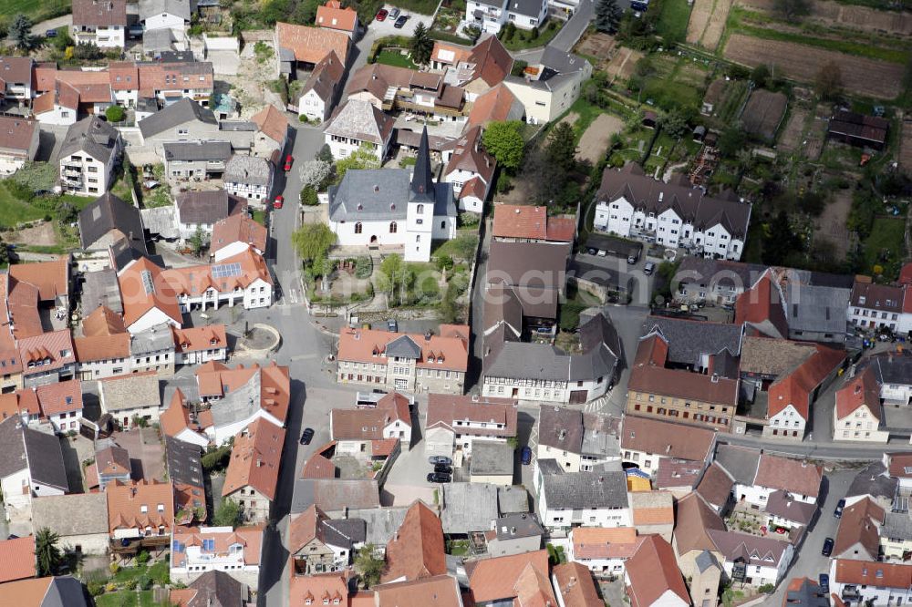 Aerial photograph Essenheim - Blick auf die Ortschaft Essenheim der Verbandsgemeinde Nieder-Olm im Landkreis Mainz-Bingen in Rheinland-Pfalz. Die evangelische Kirche St. Mauritius, im Zentrum, wurde im 13. Jahrhundert erbaut. Der Ort ist geprägt durch den Obst- und Weinanbau. View to the village Essenheim in Rhineland-Palatinate.