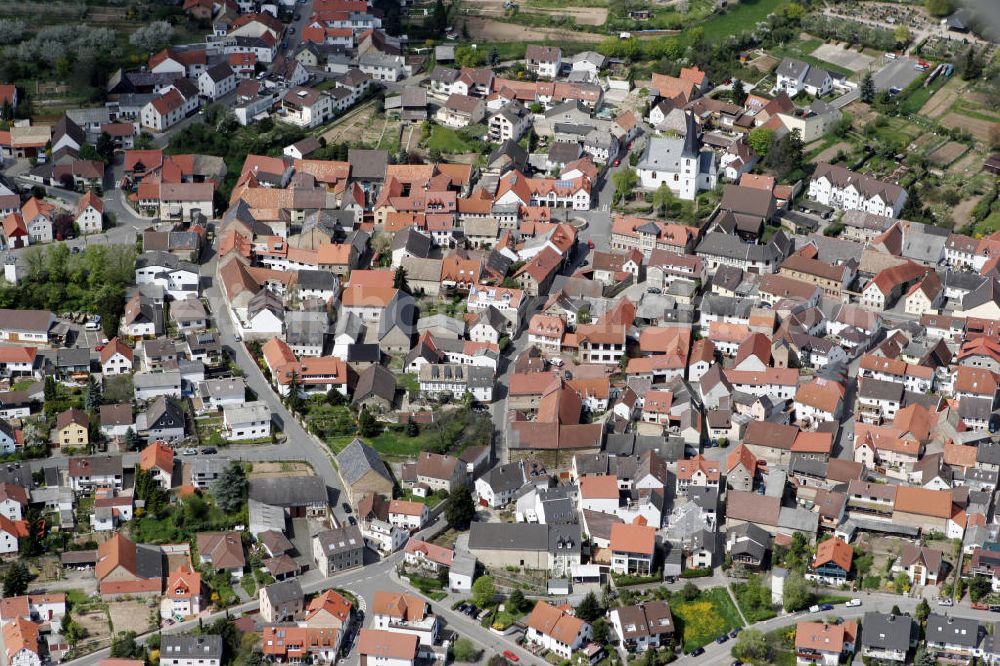 Essenheim from above - Blick auf die Ortschaft Essenheim der Verbandsgemeinde Nieder-Olm im Landkreis Mainz-Bingen in Rheinland-Pfalz. Der Ort ist geprägt durch den Obst- und Weinanbau. View to the village Essenheim in Rhineland-Palatinate.