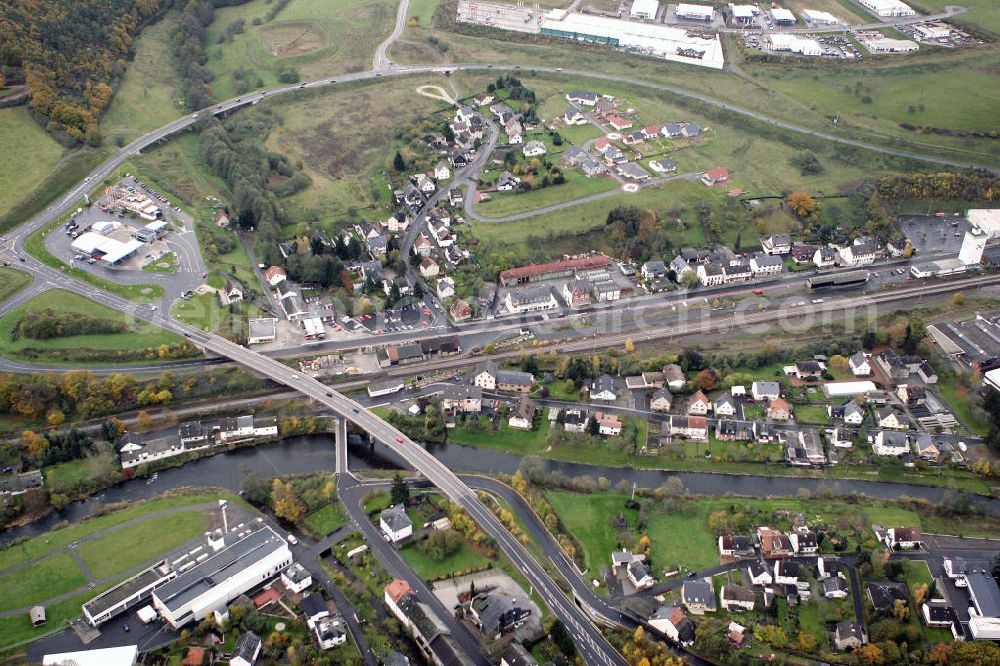 Fischbach an der Nahe from the bird's eye view: Blick auf die Ortschaft Fischbach in Rheinland-Pfalz mit einer Brücke der Landesstraße L160 über den Fluss Nahe. View to the village Fischbach at the river Nahe in Rhineland-Palatinate.