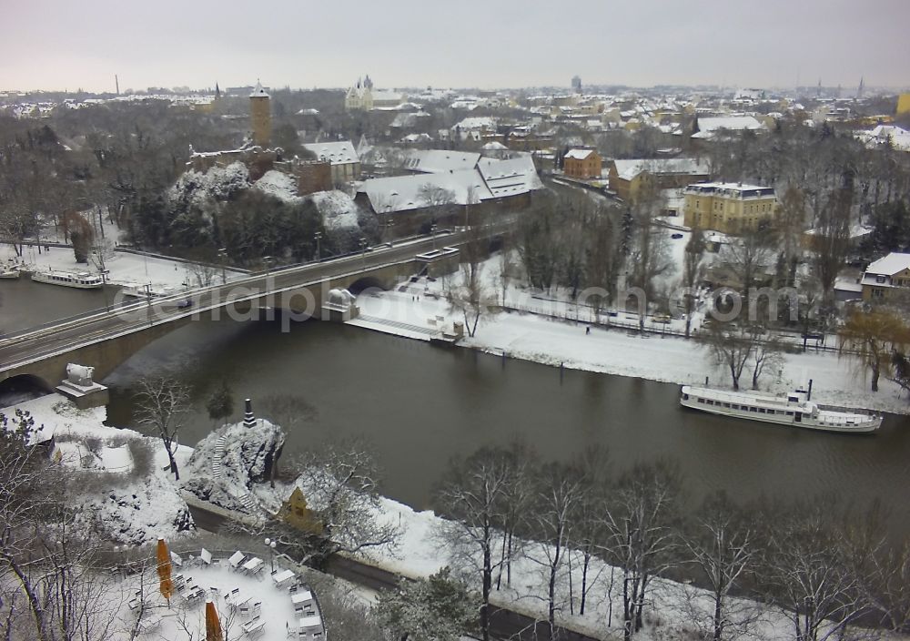 Aerial image Halle (Saale) - Winter with snow covered area on the course of the river Saale at the Krollwitz bridge in Halle (Saale) in Saxony-Anhalt. Also pictured castle Giebichstein and the health center Medikum Halle