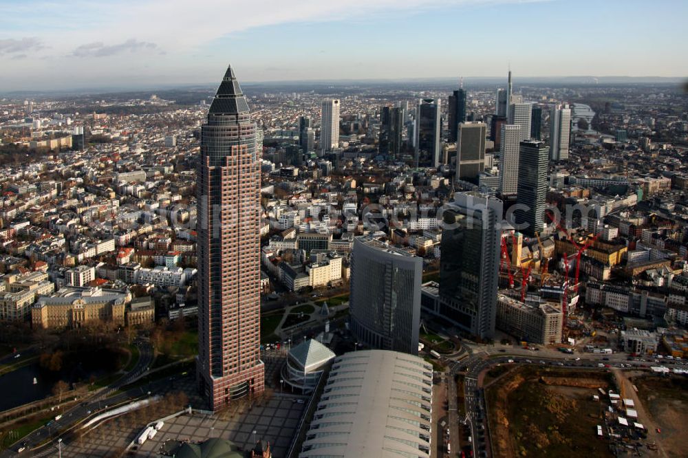 Frankfurt am Main from the bird's eye view: Blick auf die Frankfurter Innenstadt mit dem Messeturm, einem bekannten Büro-und Geschäftsgebäude. Der Büroturm auf dem Frankfurter Messegelände war bei seiner Fertigstellung 1991 das höchste Gebäude in Europa. View to the inner city of Frankfurt at the Main, with the Frankfurt landmark tower.