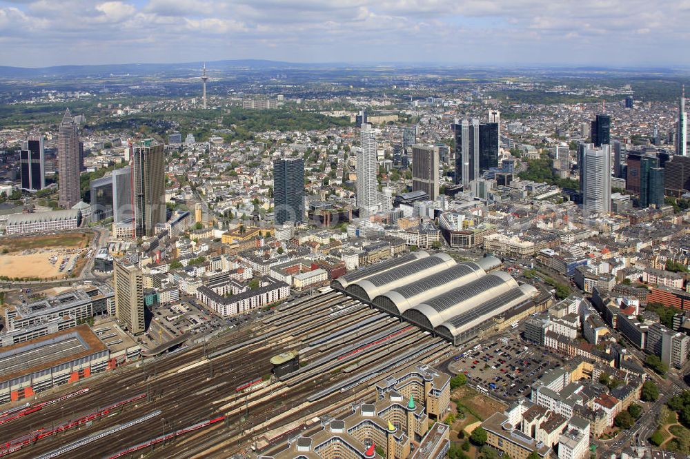 Frankfurt am Main from the bird's eye view: Blick auf die Frankfurter Skyline am Main. Das Frankfurter Banken-, und Bürohauszentrum reiht die Mainmetropole in die Liste typische europäischer Hochhausstädte ein. View of the Frankfurt am Main skyline. The Frankfurt banking, and office center joins a list of the main metropolis in the typical high-rise European citys.