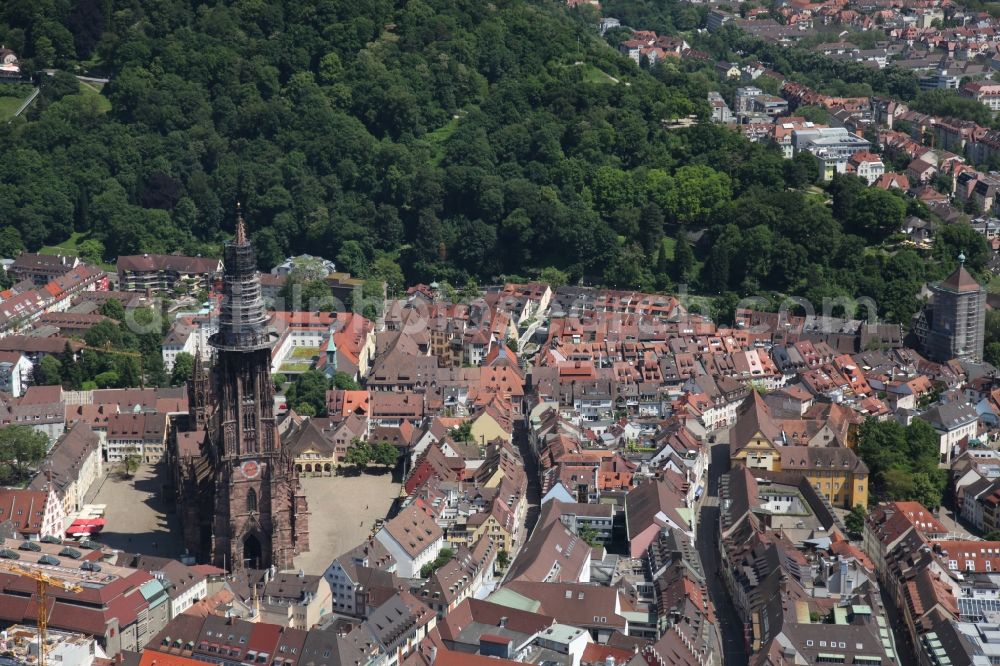 Aerial photograph Freiburg im Breisgau - Cityscape with the Freiburg Cathedral, the landmark of the city of Freiburg in Baden-Württemberg