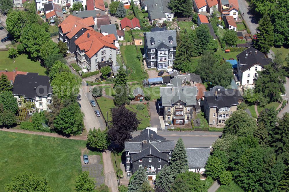 Aerial photograph Friedrichroda - Blick auf Wohnhäuser am Finsterberger Weg in Friedrichroda, eine von fünf staatlich anerkannten Luftkurorten in Thüringen. View of a housing area at the street Finsterberger Weg Friedrichroda in Thuringia.