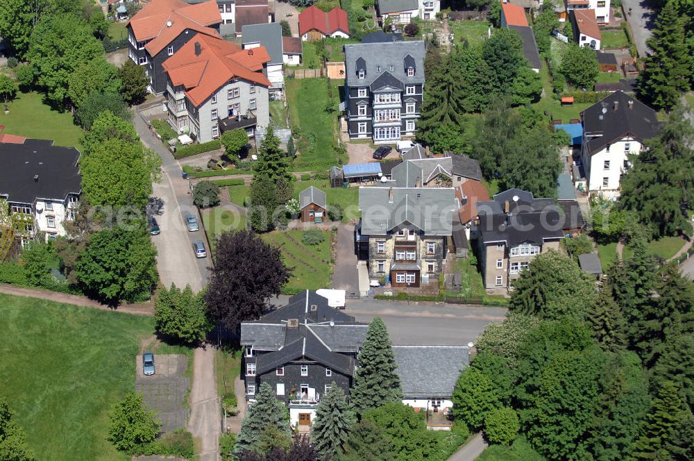 Friedrichroda from above - Blick auf Wohnhäuser am Finsterberger Weg in Friedrichroda, eine von fünf staatlich anerkannten Luftkurorten in Thüringen. View of a housing area at the street Finsterberger Weg Friedrichroda in Thuringia.