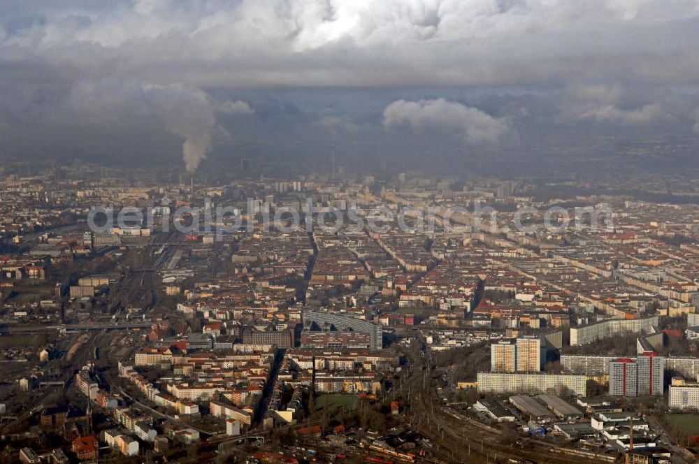 Aerial photograph Berlin - Blick über das südliche Friedrichshain nach Osten Richtung Stadtzentrum. View over the southern Friedrichshain to the east towards the city center.