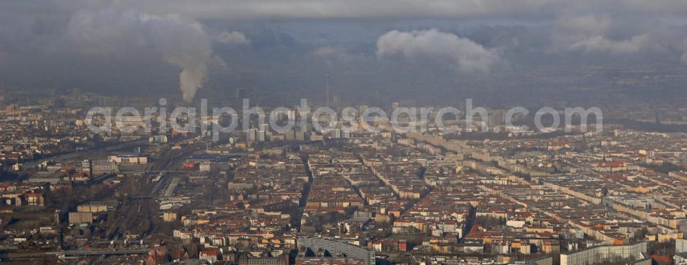 Berlin from above - Blick über das südliche Friedrichshain nach Osten Richtung Stadtzentrum. View over the southern Friedrichshain to the east towards the city center.