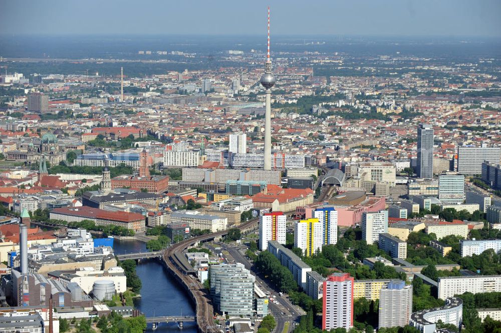 Berlin Friedrichshain from the bird's eye view: Stadtansicht von Friedrichshain und Kreuzberg nach Berlin-Mitte mit dem Fernsehturm. Townscape from Friedrichshain and Kreuzberg to Mitte with the TV tower.