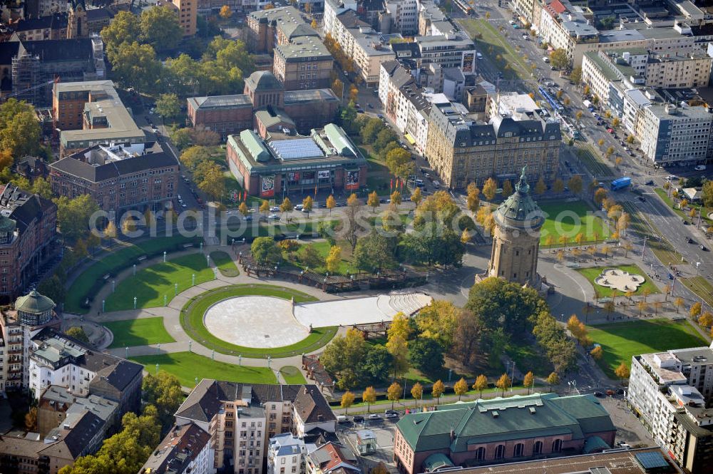 Aerial photograph Mannheim - Blick auf die Stadt Mannheim in Baden-Württemberg mit dem Friedrichsplatz und dem historischen Wasserturm im Zentrum, sowie die Kunsthalle Mannheim und der Rosengarten. Der Wasserturm wurde 1889 errichtet und blieb bis zum Jahr 2000 für die Wasserversorgung der Stadt Mannheim in Betrieb. View to the city of Mannheim in Baden-Württemberg with the Friedrichsplatz, the historic water tower in the center, the art gallery and the rose garden.