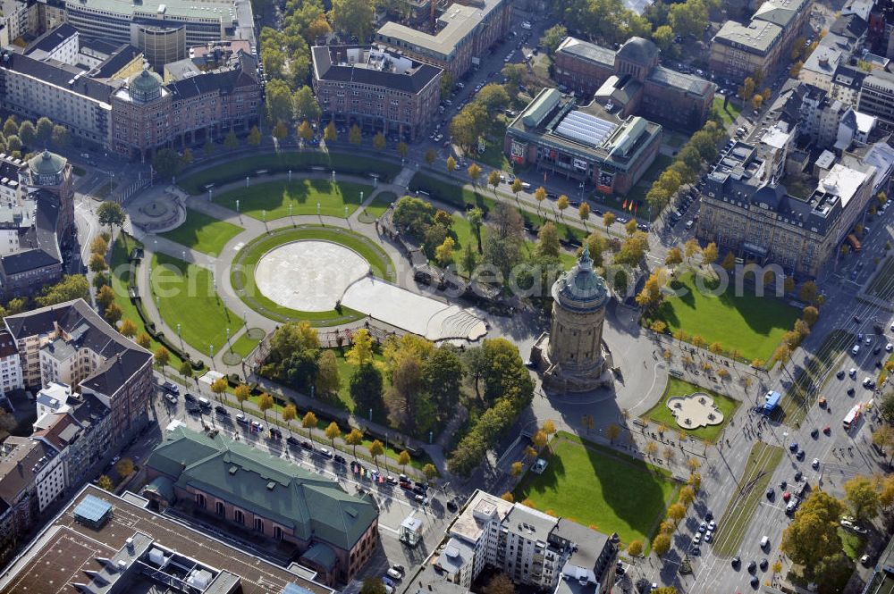 Mannheim from above - Blick auf die Stadt Mannheim in Baden-Württemberg mit dem Friedrichsplatz und dem historischen Wasserturm im Zentrum, sowie die Kunsthalle Mannheim und der Rosengarten. Der Wasserturm wurde 1889 errichtet und blieb bis zum Jahr 2000 für die Wasserversorgung der Stadt Mannheim in Betrieb. View to the city of Mannheim in Baden-Württemberg with the Friedrichsplatz, the historic water tower in the center, the art gallery and the rose garden.