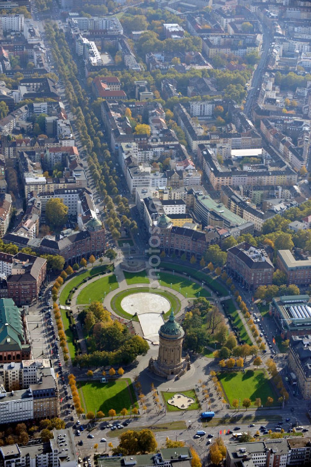 Aerial image Mannheim - Blick auf die Stadt Mannheim in Baden-Württemberg mit dem Friedrichsplatz und dem historischen Wasserturm im Zentrum, sowie die Kunsthalle Mannheim und der Rosengarten. Der Wasserturm wurde 1889 errichtet und blieb bis zum Jahr 2000 für die Wasserversorgung der Stadt Mannheim in Betrieb. View to the city of Mannheim in Baden-Württemberg with the Friedrichsplatz, the historic water tower in the center, the art gallery and the rose garden.