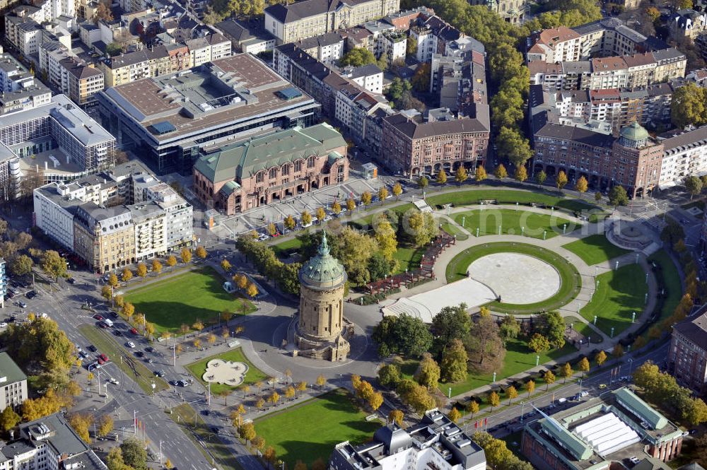 Aerial photograph Mannheim - Blick auf die Stadt Mannheim in Baden-Württemberg mit dem Friedrichsplatz und dem historischen Wasserturm im Zentrum, sowie die Kunsthalle Mannheim und der Rosengarten. Der Wasserturm wurde 1889 errichtet und blieb bis zum Jahr 2000 für die Wasserversorgung der Stadt Mannheim in Betrieb. View to the city of Mannheim in Baden-Württemberg with the Friedrichsplatz, the historic water tower in the center, the art gallery and the rose garden.