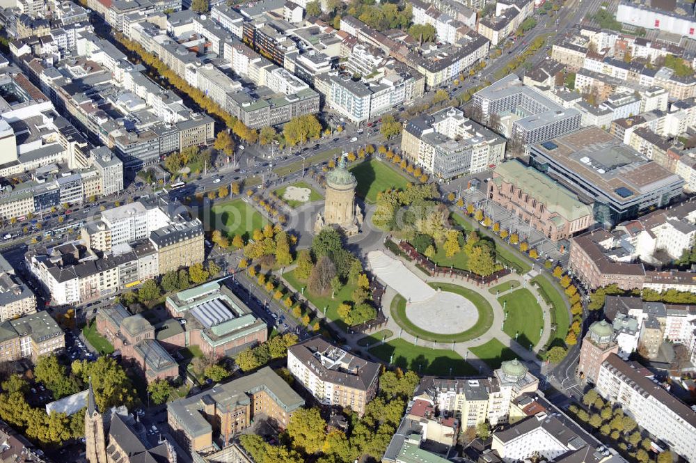 Mannheim from above - Blick auf die Stadt Mannheim in Baden-Württemberg mit dem Friedrichsplatz und dem historischen Wasserturm im Zentrum, sowie die Kunsthalle Mannheim und der Rosengarten. Der Wasserturm wurde 1889 errichtet und blieb bis zum Jahr 2000 für die Wasserversorgung der Stadt Mannheim in Betrieb. View to the city of Mannheim in Baden-Württemberg with the Friedrichsplatz, the historic water tower in the center, the art gallery and the rose garden.