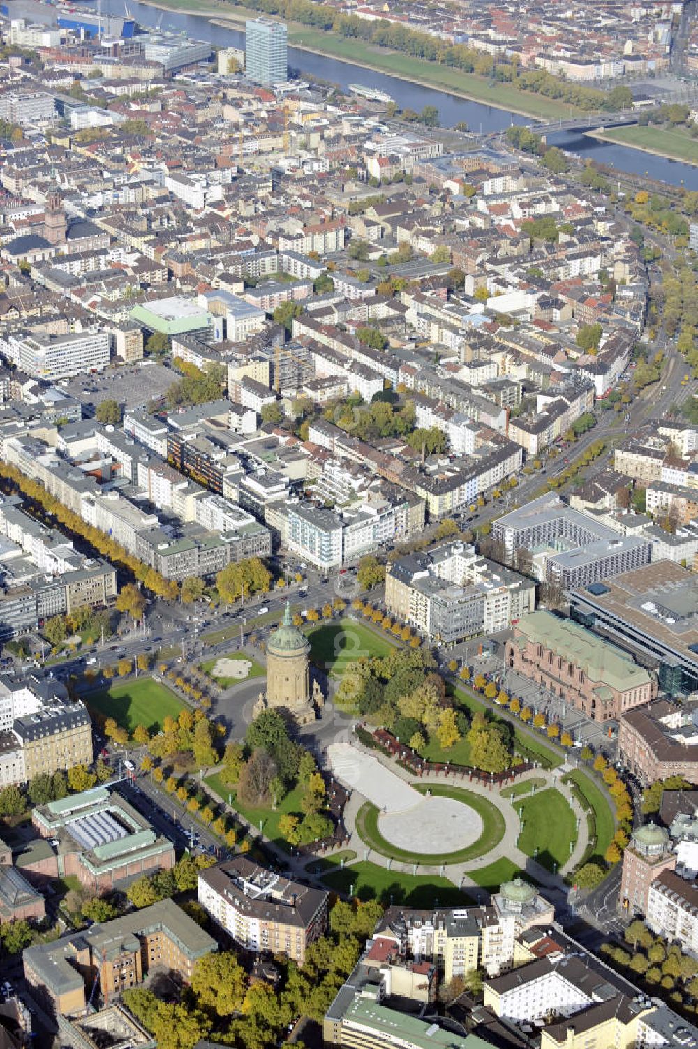 Mannheim from the bird's eye view: Blick auf die Stadt Mannheim in Baden-Württemberg mit dem Friedrichsplatz und dem historischen Wasserturm im Zentrum, sowie die Kunsthalle Mannheim und der Rosengarten. Der Wasserturm wurde 1889 errichtet und blieb bis zum Jahr 2000 für die Wasserversorgung der Stadt Mannheim in Betrieb. View to the city of Mannheim in Baden-Württemberg with the Friedrichsplatz, the historic water tower in the center, the art gallery and the rose garden.