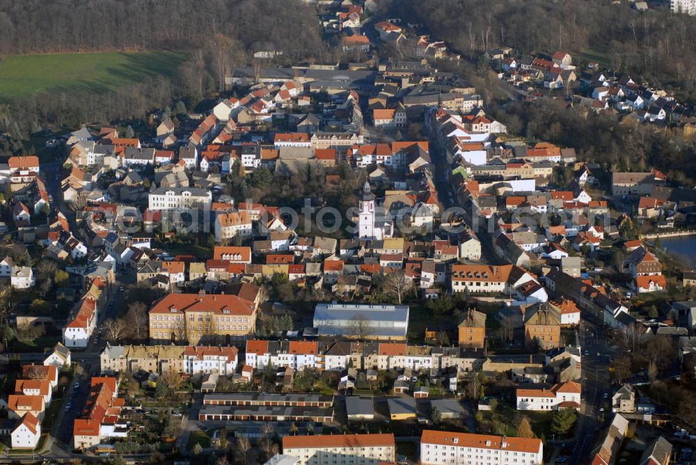 Aerial image Frohburg - Blick auf die Stadt Frohburg. Frohburg ist eine Kleinstadt im Landkreis Leipziger Land. Die ersten Hinweise stammen aus dem 10. Jh. Um 1233 wird Frohburg zum ersten mal als Stadt erwähnt. Erst 1831 wird sie offiziell als Stadt anerkannt. Heute gehören die Orte Benndorf, Bubendorf, Eschefeld, Frauendorf, Greifenhain, Nenkersdorf, Roda, Schönau, Streitwald dazu. Bekannt ist Frohburg seit 1960 als Motorradrennstadt. Im Zentrum steht die 1233 erbaute St. Michaelis Kirche. Kontakt: Stadtverwaltung Frohburg, Markt 13-15, 04654 Frohburg, Tel.: 034348/805-0, E-Mail: stadt@frohburg.de