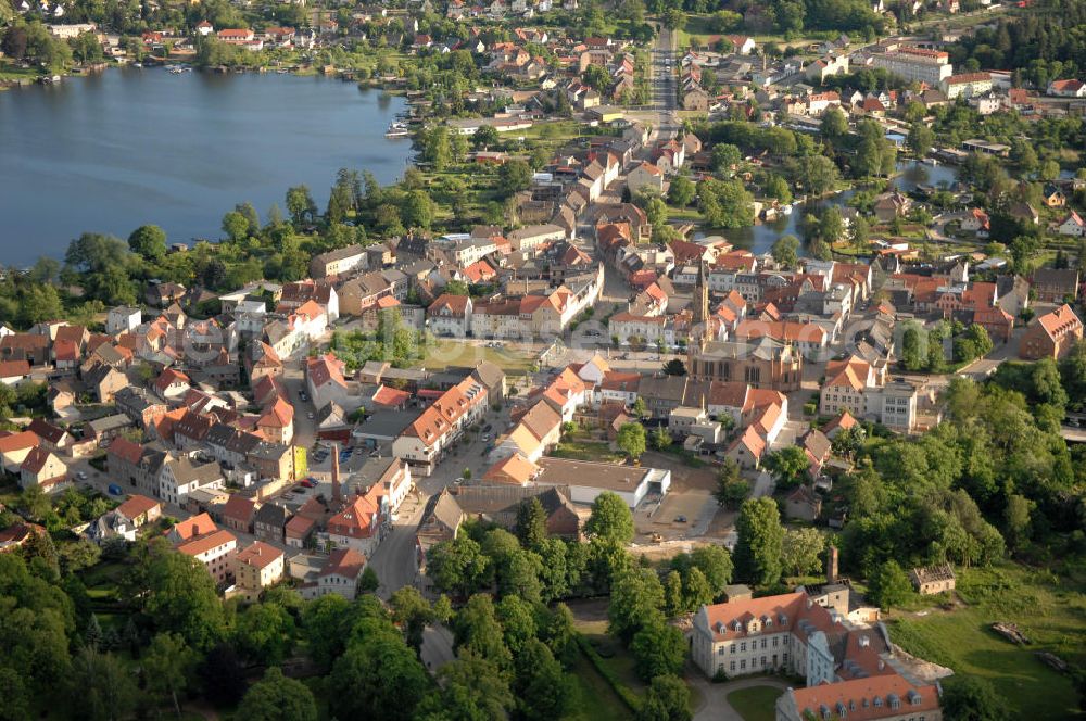 Aerial photograph Fürstenberg - Blick auf die Stadt Fürstenberg/ Havel. Sie hat eine über 3000jährige Geschichte und wurde ursprünglich auf der Insel Große Werder gegründet. Die Stadt wird von 3 Seen umschlossen und durch die Stadt fließt die Havel. Sie liegt am Rand der Mecklenburgischen Seenplatte. Ca. 6.450 Einwohner hat die Stadt. Kontakt: Stadt Fürstenberg/ Havel, Markt1, 16798 Fürstenberg/ Havel, Tel. 033093 / 346 0, info@stadt-fürstenberg-havel.de