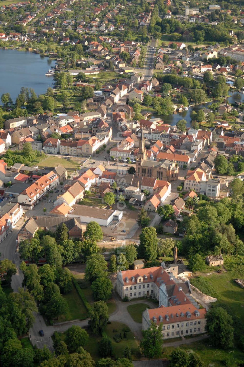 Fürstenberg from the bird's eye view: Blick auf die Stadt Fürstenberg/ Havel. Sie hat eine über 3000jährige Geschichte und wurde ursprünglich auf der Insel Große Werder gegründet. Die Stadt wird von 3 Seen umschlossen und durch die Stadt fließt die Havel. Sie liegt am Rand der Mecklenburgischen Seenplatte. Ca. 6.450 Einwohner hat die Stadt. Kontakt: Stadt Fürstenberg/ Havel, Markt1, 16798 Fürstenberg/ Havel, Tel. 033093 / 346 0, info@stadt-fürstenberg-havel.de