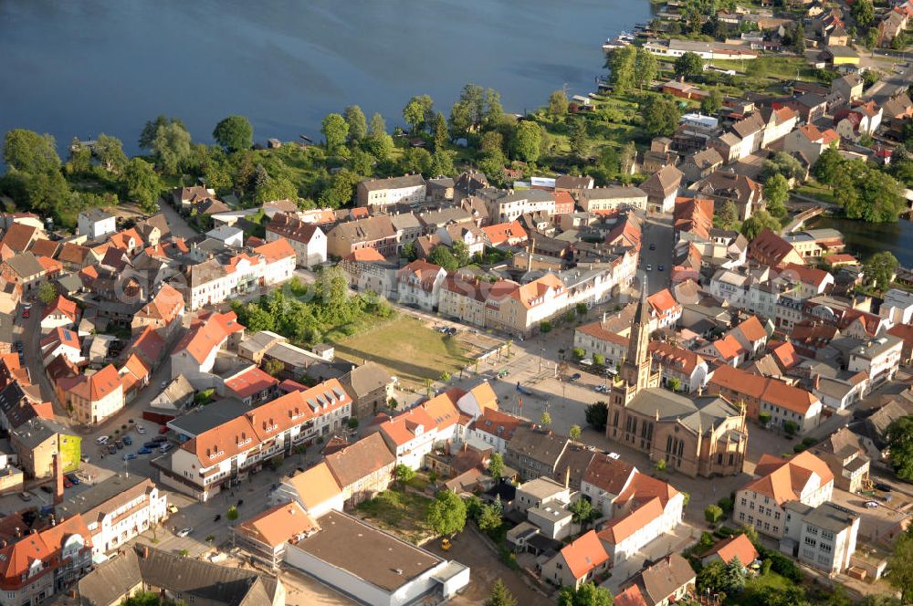 Aerial image Fürstenberg - Blick auf die Stadt Fürstenberg/ Havel. Sie hat eine über 3000jährige Geschichte und wurde ursprünglich auf der Insel Große Werder gegründet. Die Stadt wird von 3 Seen umschlossen und durch die Stadt fließt die Havel. Sie liegt am Rand der Mecklenburgischen Seenplatte. Ca. 6.450 Einwohner hat die Stadt. Kontakt: Stadt Fürstenberg/ Havel, Markt1, 16798 Fürstenberg/ Havel, Tel. 033093 / 346 0, info@stadt-fürstenberg-havel.de