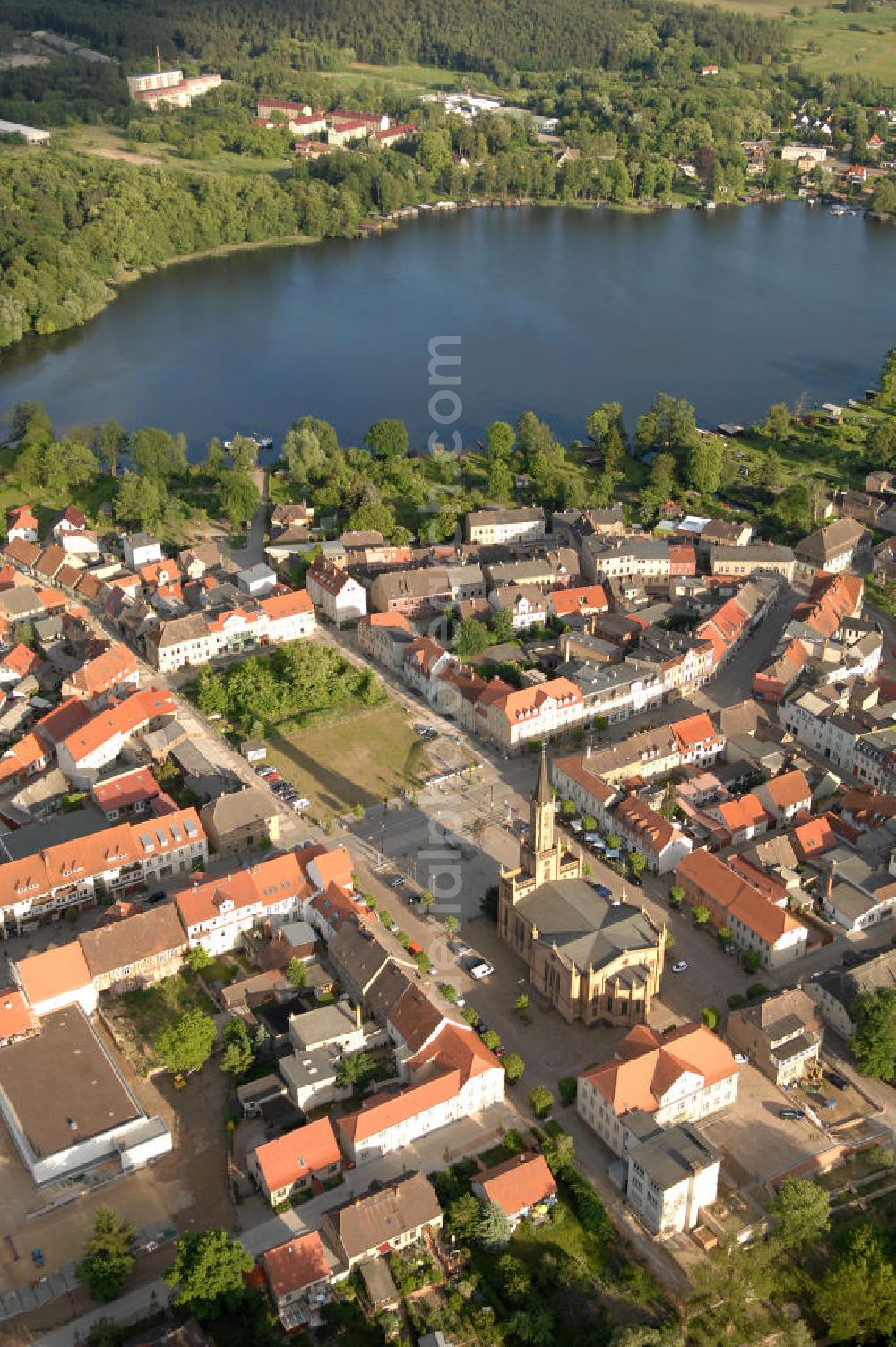 Fürstenberg from above - Blick auf die Stadt Fürstenberg/ Havel. Sie hat eine über 3000jährige Geschichte und wurde ursprünglich auf der Insel Große Werder gegründet. Die Stadt wird von 3 Seen umschlossen und durch die Stadt fließt die Havel. Sie liegt am Rand der Mecklenburgischen Seenplatte. Ca. 6.450 Einwohner hat die Stadt. Kontakt: Stadt Fürstenberg/ Havel, Markt1, 16798 Fürstenberg/ Havel, Tel. 033093 / 346 0, info@stadt-fürstenberg-havel.de