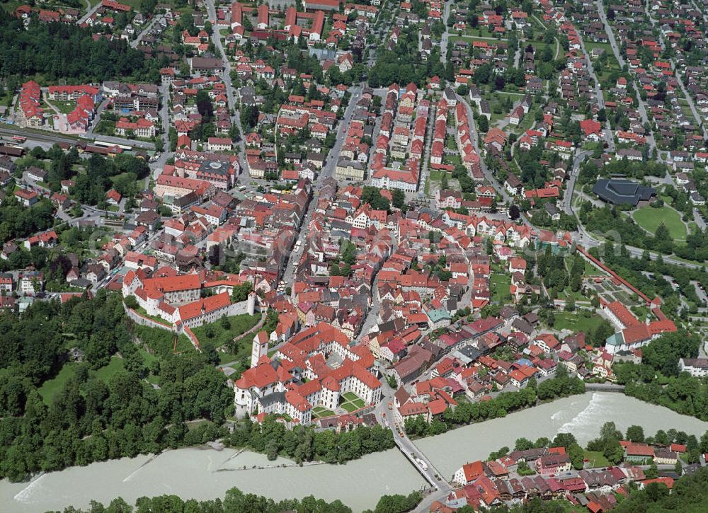 Füssen from above - Blick auf das Stadtzentrum von Füssen. Am Ufer des Flusses Lech sind das Hohe Schloss (links) und das ehemalige Benediktinerkloster St. Mang zu sehen. View of the city center of Fussen.