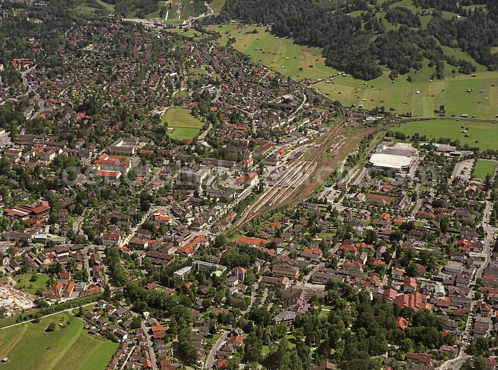 Garmisch-Partenkirchen from above - Blick über Garmisch-Partenkirchen mit dem Bahnhof. Die Ortsteile Partenkirchen (links) und Garmisch (rechts) sind gut zu erkennen. View of Garmisch-Partenkirchen to the station.