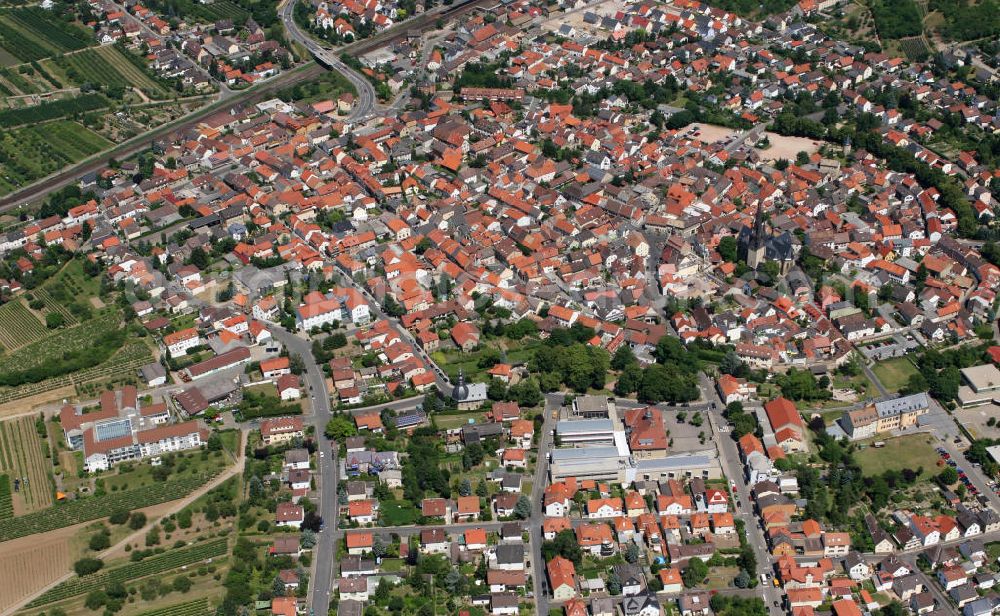 Gau-Algesheim from the bird's eye view: Stadtansicht von der verbandsangehörigen Stadt Gau-Algesheim im Landkreis Mainz-Bingen in Rheinland-Pfalz, mit der Katholischen Pfarrkirche St. Cosmas und Damian. Die dreischiffige Hallenkirche wurde 1887-1889 nach den Plänen des Baudirektors Max Meckel errichtet und besitzt eine Turmhöhe von 63 Metern. Im Inneren der Kirche befinden sich historische Grabmäler aus verschiedenen Jahrhunderten. View to the town Gau-Algesheim in the administrative district Mainz-Bingen of Rhineland-Palatinate with the Catholic Church St. Cosmas and Damian which was built between 1887 and 1889 by Max Meckel.