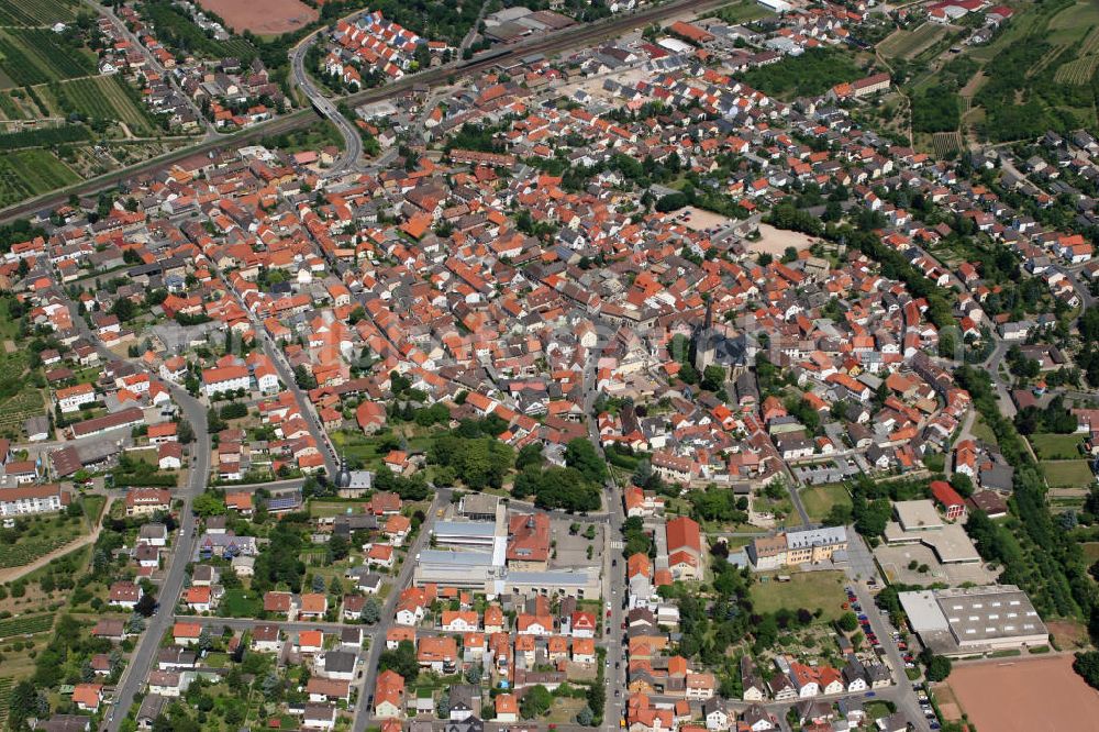 Aerial image Gau-Algesheim - Stadtansicht von der verbandsangehörigen Stadt Gau-Algesheim im Landkreis Mainz-Bingen in Rheinland-Pfalz, mit der Katholischen Pfarrkirche St. Cosmas und Damian. Die dreischiffige Hallenkirche wurde 1887-1889 nach den Plänen des Baudirektors Max Meckel errichtet und besitzt eine Turmhöhe von 63 Metern. Im Inneren der Kirche befinden sich historische Grabmäler aus verschiedenen Jahrhunderten. View to the town Gau-Algesheim in the administrative district Mainz-Bingen of Rhineland-Palatinate with the Catholic Church St. Cosmas and Damian which was built between 1887 and 1889 by Max Meckel.