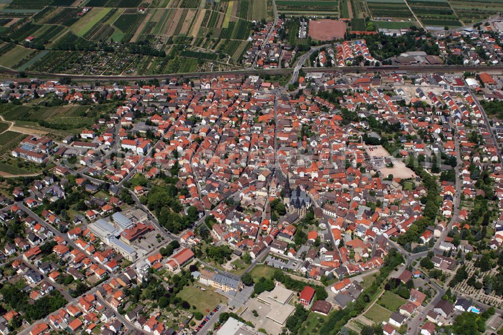 Aerial photograph Gau-Algesheim - Stadtansicht von der verbandsangehörigen Stadt Gau-Algesheim im Landkreis Mainz-Bingen in Rheinland-Pfalz, mit der Katholischen Pfarrkirche St. Cosmas und Damian. Die dreischiffige Hallenkirche wurde 1887-1889 nach den Plänen des Baudirektors Max Meckel errichtet und besitzt eine Turmhöhe von 63 Metern. Im Inneren der Kirche befinden sich historische Grabmäler aus verschiedenen Jahrhunderten. View to the town Gau-Algesheim in the administrative district Mainz-Bingen of Rhineland-Palatinate with the Catholic Church St. Cosmas and Damian which was built between 1887 and 1889 by Max Meckel.