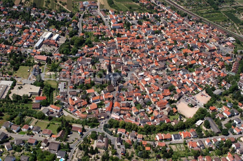 Aerial image Gau-Algesheim - Stadtansicht von der verbandsangehörigen Stadt Gau-Algesheim im Landkreis Mainz-Bingen in Rheinland-Pfalz, mit der Katholischen Pfarrkirche St. Cosmas und Damian. Die dreischiffige Hallenkirche wurde 1887-1889 nach den Plänen des Baudirektors Max Meckel errichtet und besitzt eine Turmhöhe von 63 Metern. Im Inneren der Kirche befinden sich historische Grabmäler aus verschiedenen Jahrhunderten. View to the town Gau-Algesheim in the administrative district Mainz-Bingen of Rhineland-Palatinate with the Catholic Church St. Cosmas and Damian which was built between 1887 and 1889 by Max Meckel.