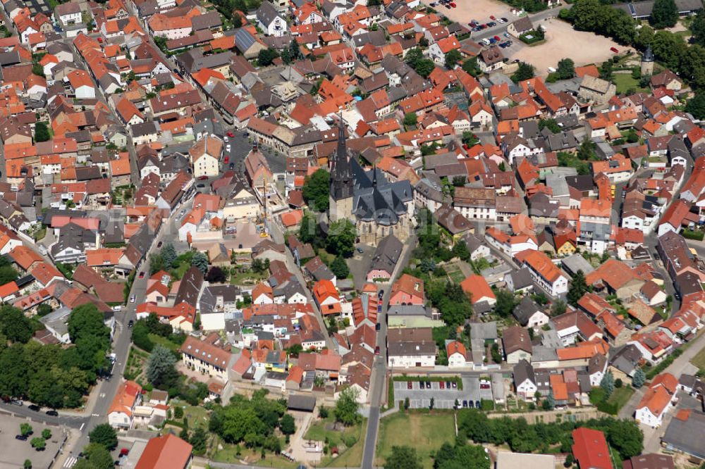 Aerial photograph Gau-Algesheim - Sicht auf die Katholische Pfarrkirche St. Cosmas und Damian in der verbandsangehörigen Stadt Gau-Algesheim in Rheinland-Pfalz. Die dreischiffige Hallenkirche wurde 1887-1889 nach den Plänen des Baudirektors Max Meckel errichtet und besitzt eine Turmhöhe von 63 Metern. Im Inneren der Kirche befinden sich historische Grabmäler aus verschiedenen Jahrhunderten. View to the the Catholic Church St. Cosmas and Damian in the toen Gau-Algesheim in Rhineland-Palatinate which was built between 1887 and 1889 by Max Meckel.