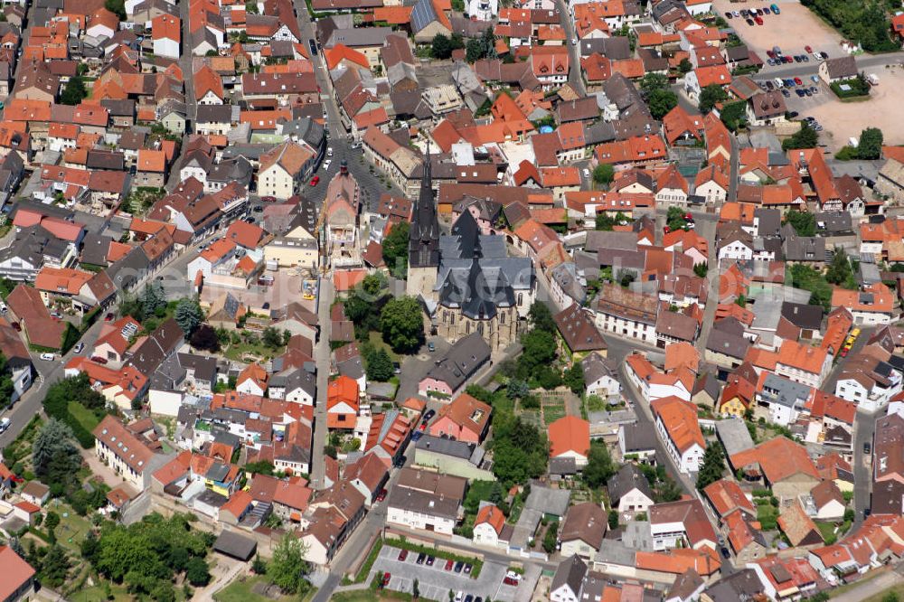 Gau-Algesheim from above - Sicht auf die Katholische Pfarrkirche St. Cosmas und Damian in der verbandsangehörigen Stadt Gau-Algesheim in Rheinland-Pfalz. Die dreischiffige Hallenkirche wurde 1887-1889 nach den Plänen des Baudirektors Max Meckel errichtet und besitzt eine Turmhöhe von 63 Metern. Im Inneren der Kirche befinden sich historische Grabmäler aus verschiedenen Jahrhunderten. View to the the Catholic Church St. Cosmas and Damian in the toen Gau-Algesheim in Rhineland-Palatinate which was built between 1887 and 1889 by Max Meckel.