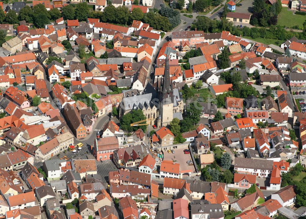 Gau-Algesheim from the bird's eye view: Sicht auf die Katholische Pfarrkirche St. Cosmas und Damian in der verbandsangehörigen Stadt Gau-Algesheim in Rheinland-Pfalz. Die dreischiffige Hallenkirche wurde 1887-1889 nach den Plänen des Baudirektors Max Meckel errichtet und besitzt eine Turmhöhe von 63 Metern. Im Inneren der Kirche befinden sich historische Grabmäler aus verschiedenen Jahrhunderten. View to the the Catholic Church St. Cosmas and Damian in the toen Gau-Algesheim in Rhineland-Palatinate which was built between 1887 and 1889 by Max Meckel.