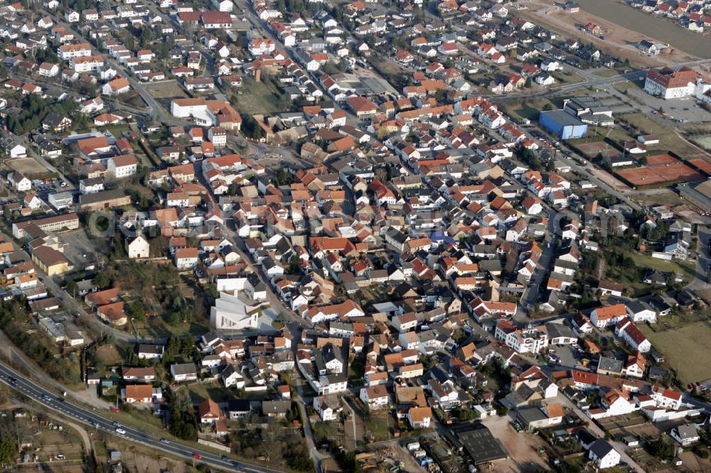 Gensingen from the bird's eye view: Gensingen ist eine Ortsgemeinde an der Bundesstraße 41, im Landkreis Mainz-Bingen in Rheinland-Pfalz. Sie gehört der Verbandsgemeinde Sprendlingen-Gensingen an, die ihren Verwaltungssitz in der Gemeinde Sprendlingen hat. View to the village Gensingen in Rheinland-Pfalz.