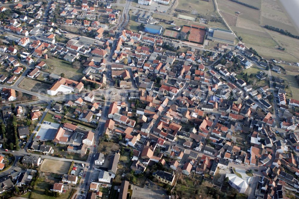 Aerial photograph Gensingen - Gensingen ist eine Ortsgemeinde an der Bundesstraße 41, im Landkreis Mainz-Bingen in Rheinland-Pfalz. Sie gehört der Verbandsgemeinde Sprendlingen-Gensingen an, die ihren Verwaltungssitz in der Gemeinde Sprendlingen hat. View to the village Gensingen in Rheinland-Pfalz.