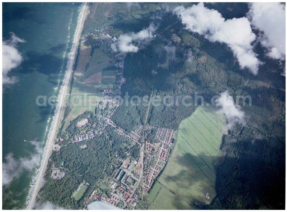 Graal-Müritz / Mecklenburg Vorpommern from the bird's eye view: Stadtansicht von Graal-Müritz aus 7000ft Höhe mit dem Wohnneubaugebiet der HAWO KG / 27.09.02