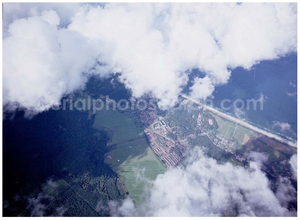 Graal-Müritz / Mecklenburg Vorpommern from above - Stadtansicht von Graal-Müritz aus 7000ft Höhe mit dem Wohnneubaugebiet der HAWO KG / 27.09.02