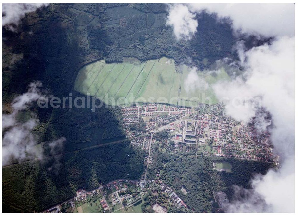 Graal-Müritz / Mecklenburg Vorpommern from above - Stadtansicht von Graal-Müritz aus 7000ft Höhe mit dem Wohnneubaugebiet der HAWO KG / 27.09.02