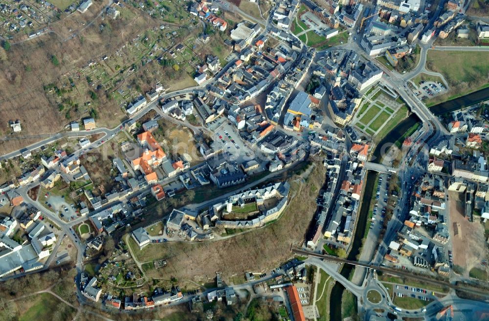 Greiz from the bird's eye view: Cityview of Greiz in the state Thuringia. Directly located at the bank of the Weiße Elster, is the castle Unteres Schloss. the castle houses a local museum, which explains the castle's history in association with the development of Greiz