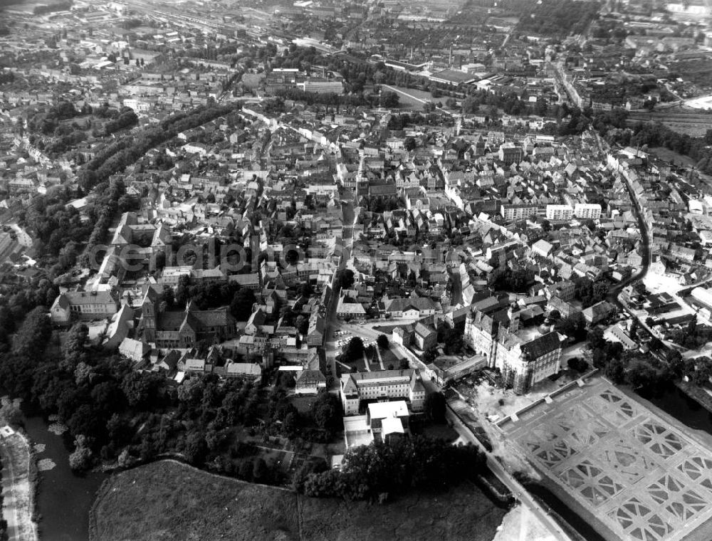 Güstrow from the bird's eye view: Stadtansicht von Güstrow in Mecklenburg-Vorpommern. Im Vordergrund das Schloss Güstrow am Schlossberg, welches von 1963 bis 1978 umfangreich restauriert wurde und ab 1972 als Schlossmuseum für norddeutsche Kunst des Mittelalters, Jagd- und Prunkwaffen und zeitgenössische Kunst betrieben wird, Kontakt: