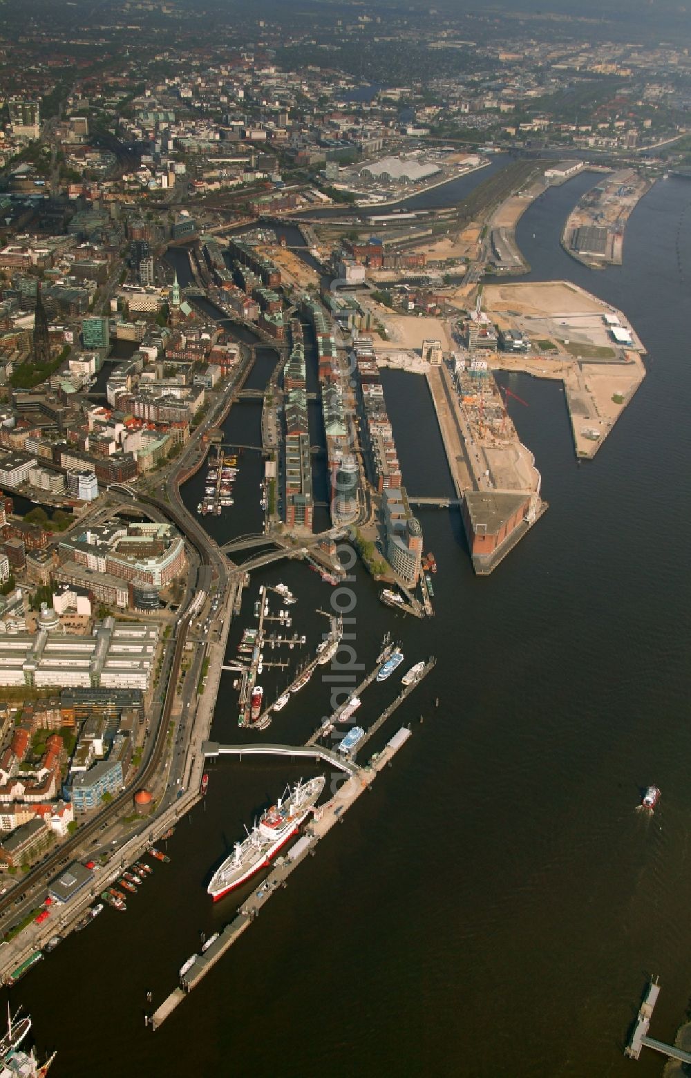 Hamburg from the bird's eye view: Cityscape of HafenCity with the memory of the old city harbor on the old customs in Hamburg