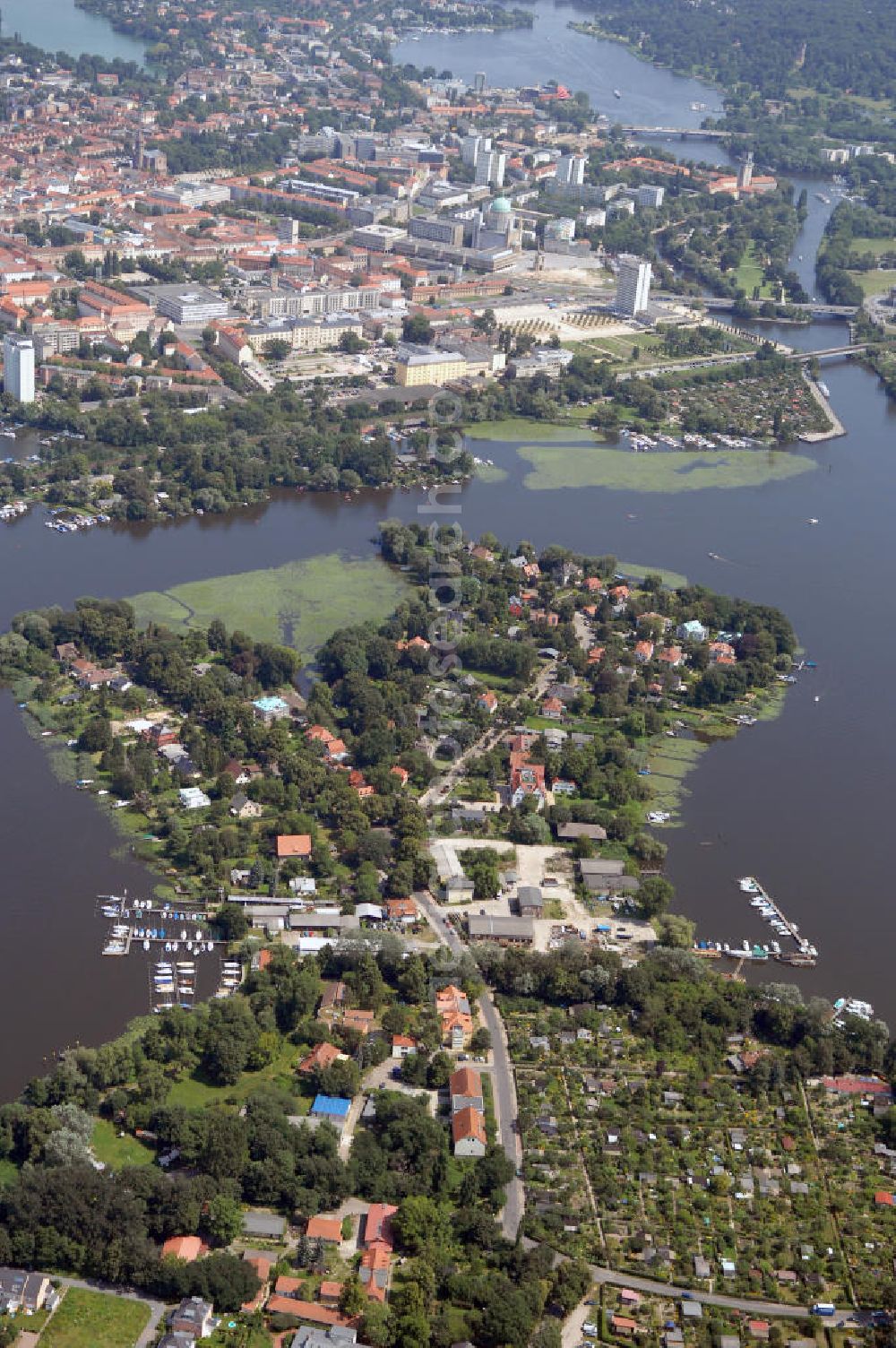 Potsdam from above - Blick auf die Halbinsel Hermannswerder am Templiner See in Potsdam. Die Halbinsel Hermannswerder in Potsdam-Süd ragt in den Templiner See herein. Diese Halbinsel ist durch eine Seilfähre auch mit der Westlichen Vorstadt verbunden. Das Ortsbild zeichnen Einfamilienhäuser und Villen.