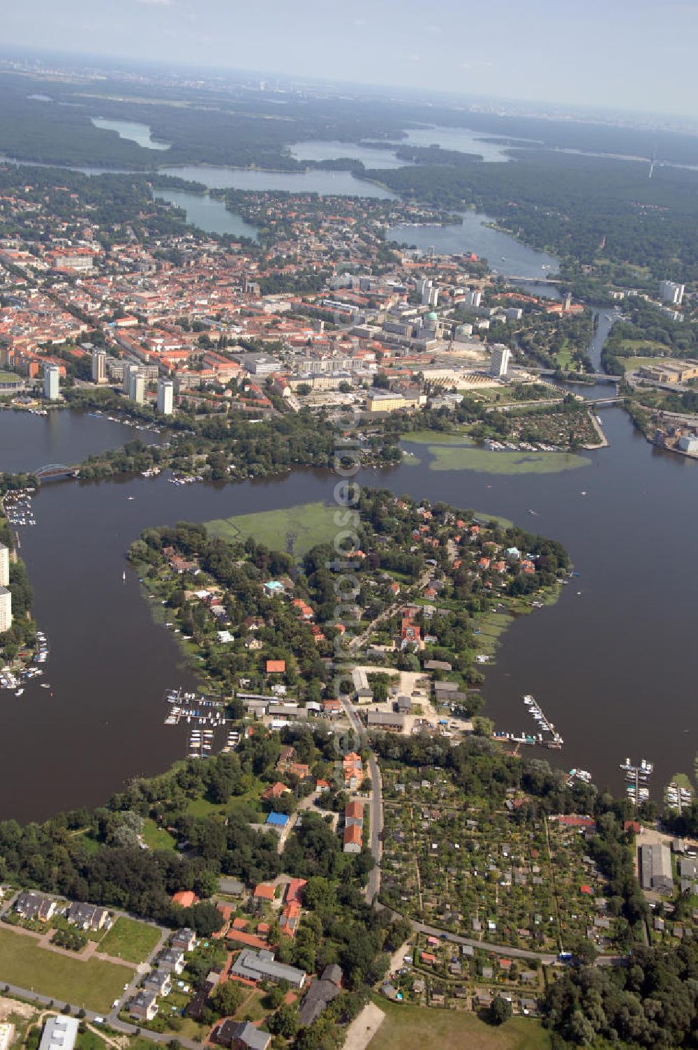 Potsdam from the bird's eye view: Blick auf die Halbinsel Hermannswerder am Templiner See in Potsdam. Die Halbinsel Hermannswerder in Potsdam-Süd ragt in den Templiner See herein. Diese Halbinsel ist durch eine Seilfähre auch mit der Westlichen Vorstadt verbunden. Das Ortsbild zeichnen Einfamilienhäuser und Villen.