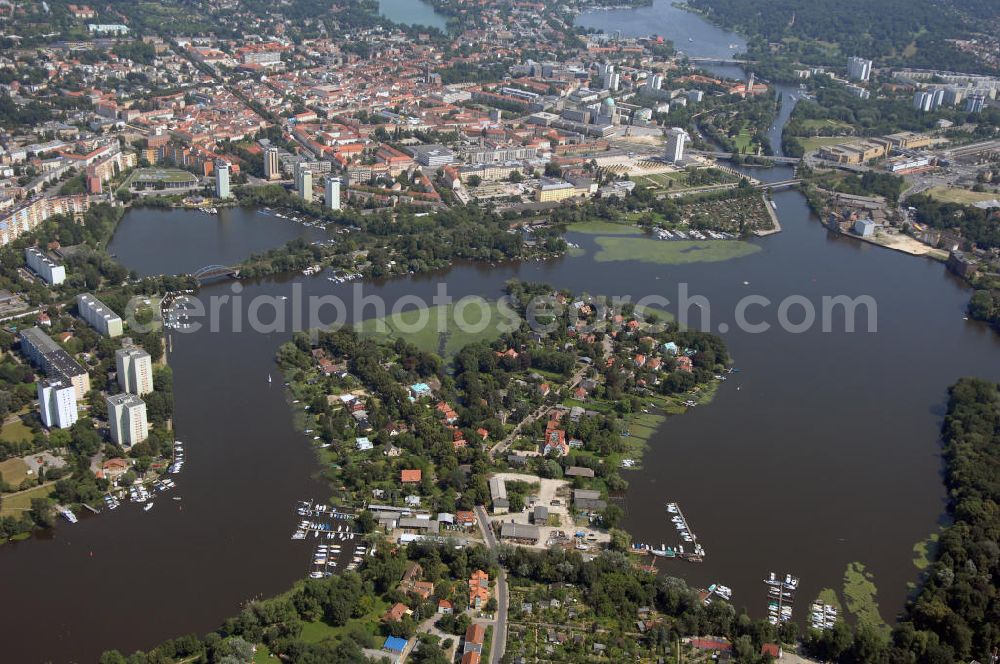 Aerial image Potsdam - Blick auf die Halbinsel Hermannswerder am Templiner See in Potsdam. Die Halbinsel Hermannswerder in Potsdam-Süd ragt in den Templiner See herein. Diese Halbinsel ist durch eine Seilfähre auch mit der Westlichen Vorstadt verbunden. Das Ortsbild zeichnen Einfamilienhäuser und Villen.