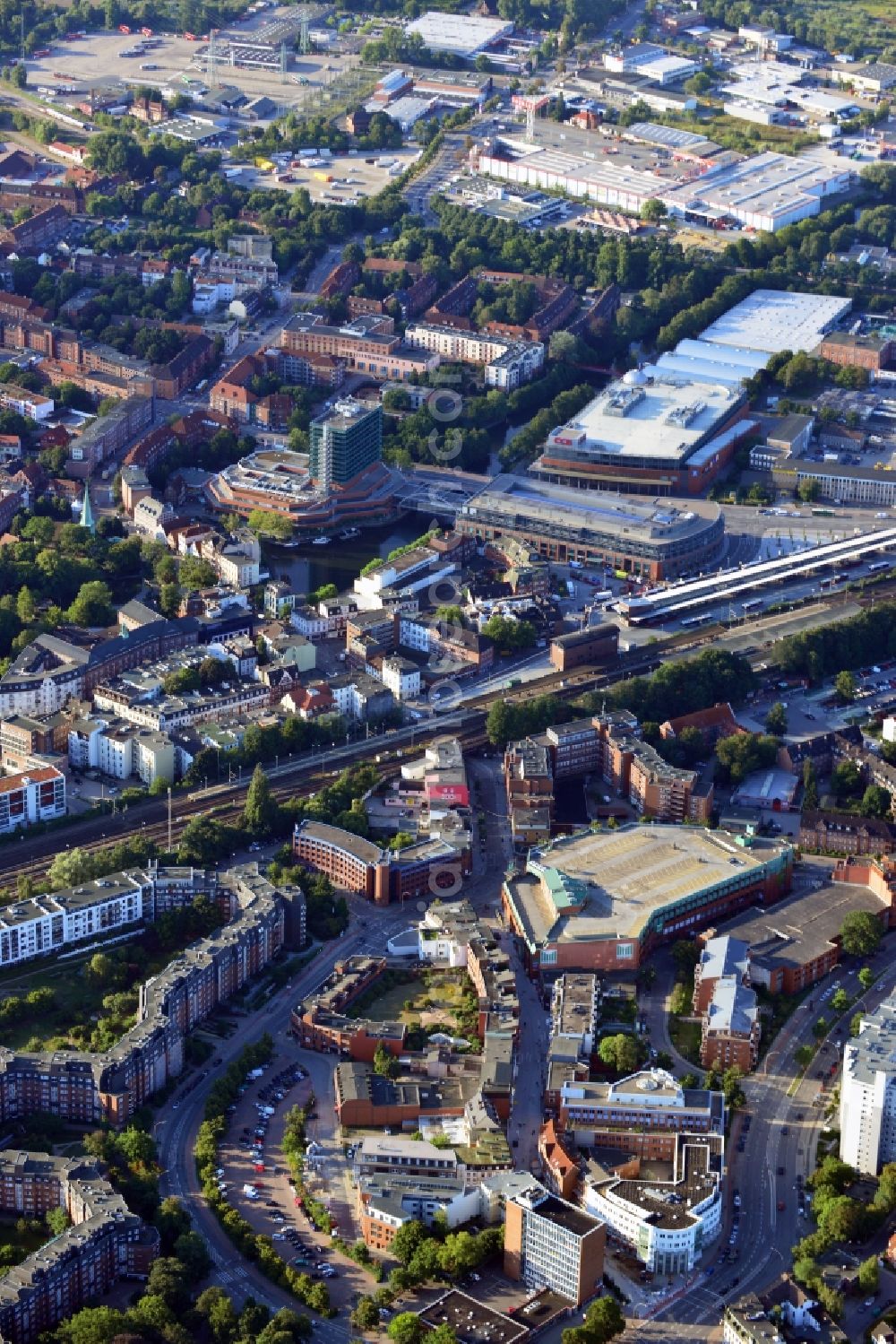 Hamburg Bergedorf from above - Cityscape of Hamburg overlooking the Marktkauf Warenhaus, he CCB shopping center and the furniture shop Bauhaus in the district Bergedorf in Hamburg